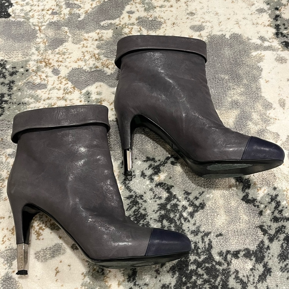 CHANEL 39 C GREY LEATHER BLUE CAP TOE BOOTIE HIDDEN PLATFORM ANKLE BOOTS - Picture 2 of 12